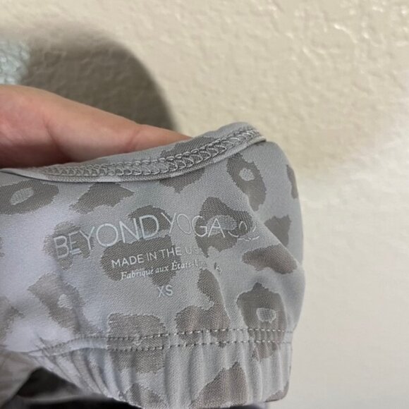 Beyond Yoga Sports Bra Womens XS Strappy Gray Animal Print Gym Workout - Picture 5 of 5